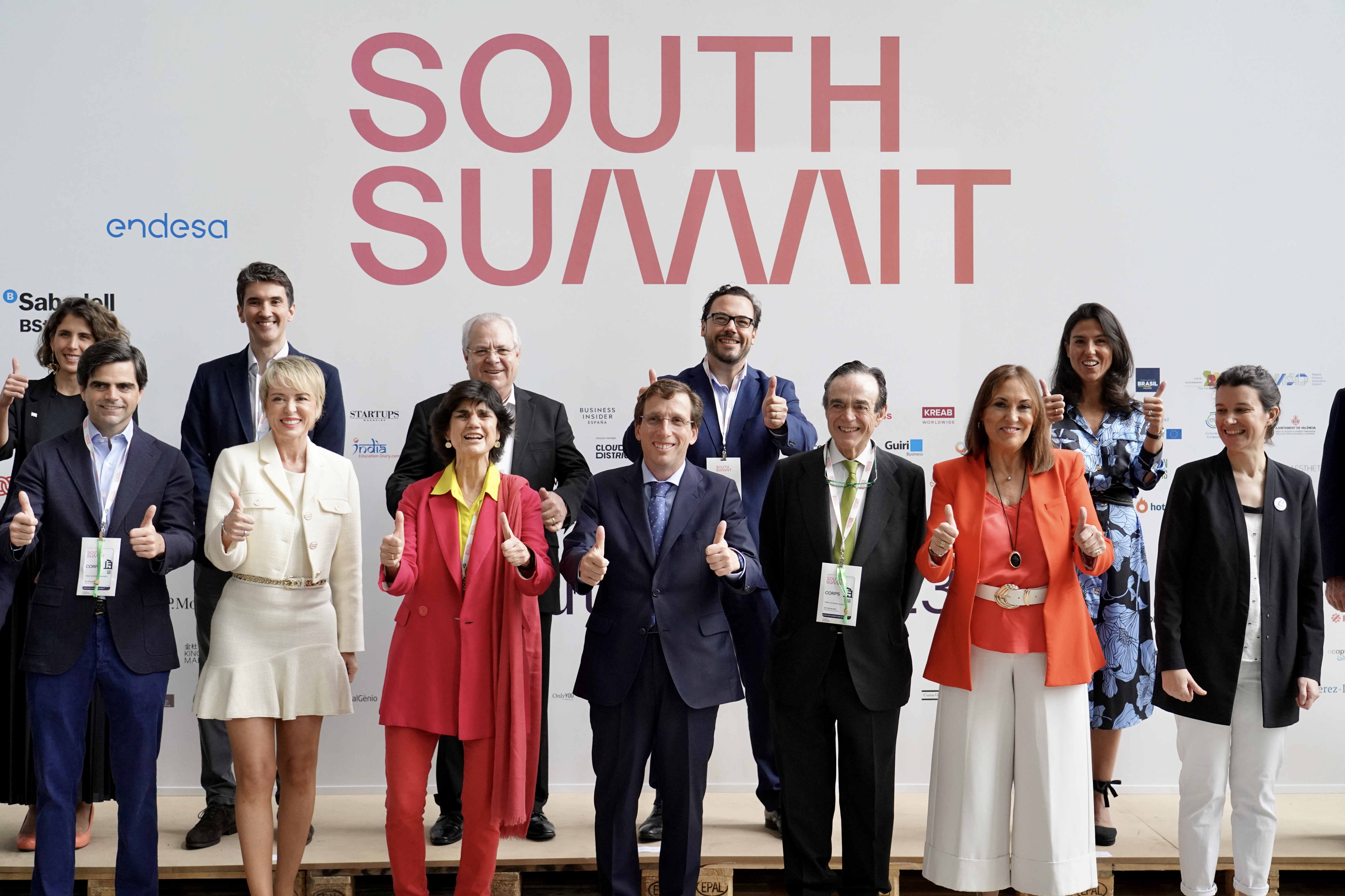 El alcalde de Madrid en funciones, Jose Luis Martínez-Almeida, junto a otras personas que han participado en la inauguración de South Summit